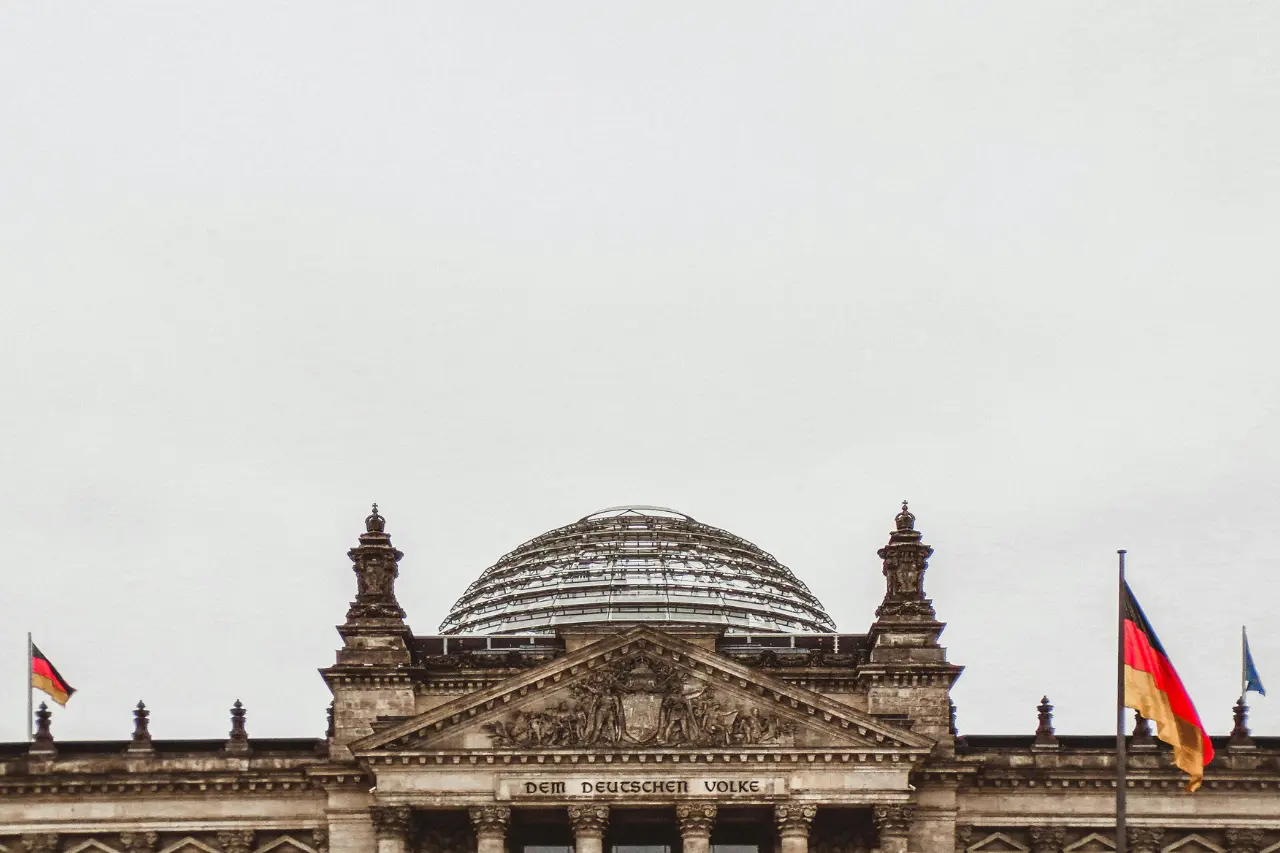 Die Deutschen bewerten das Grundgesetz positiv, aber sind wenig enthusiastisch